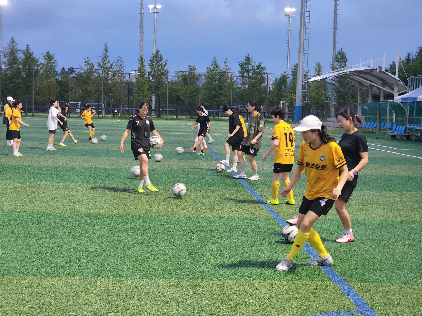 패스로 워밍업을 하고 있는 스포츠토토 여자축구교실 성인 여성부.