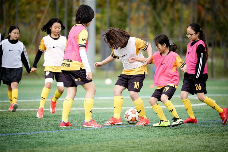 지난 2024년 스포츠토토 여자축구교실에 참여한 유소녀 회원들.