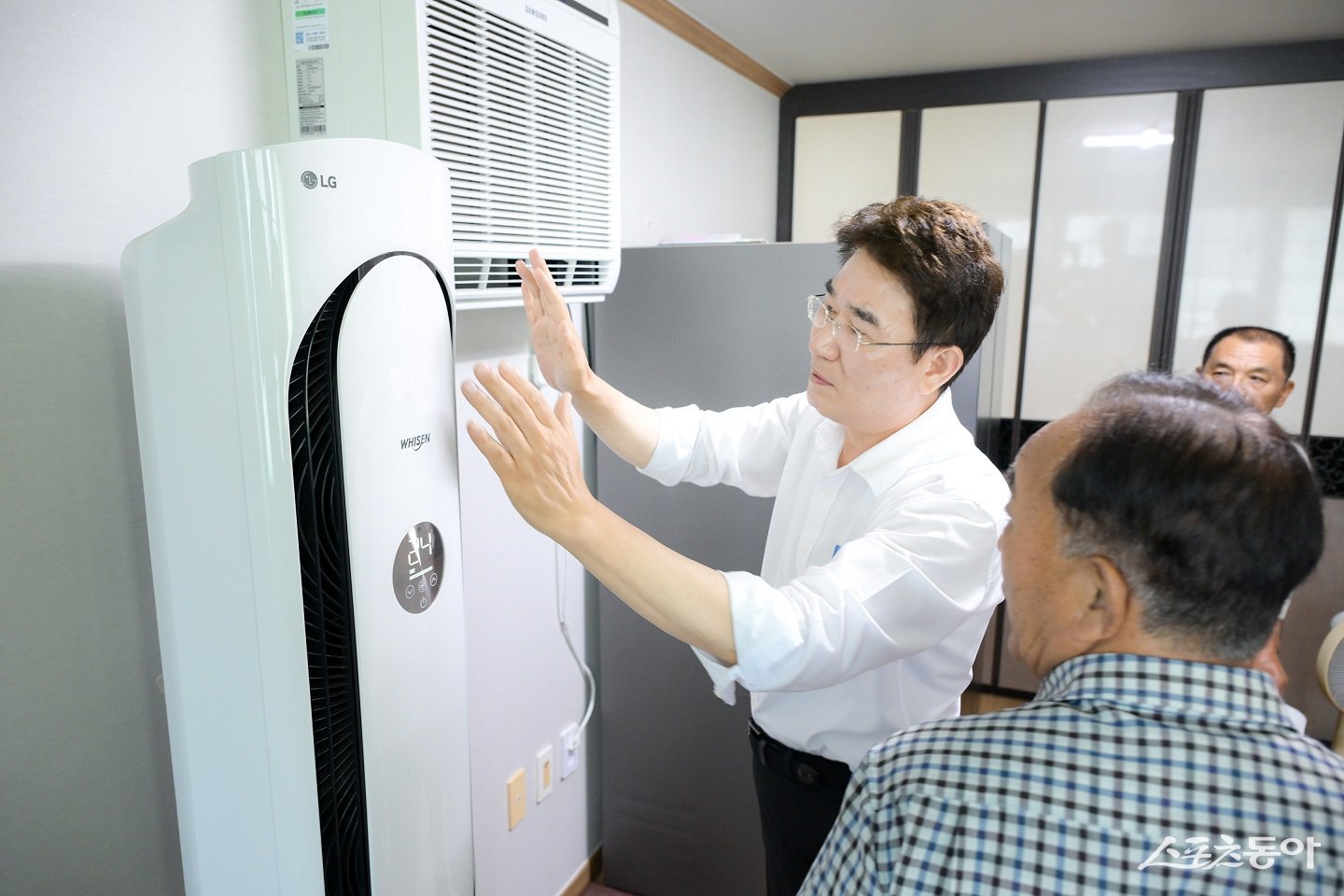 지난 7월 노관규 순천시장이 폭염피해 예방을 위해 무더위쉼터 조곡경로당을 방문해 냉방기기를 살피고 있다. 사진제공=순천시