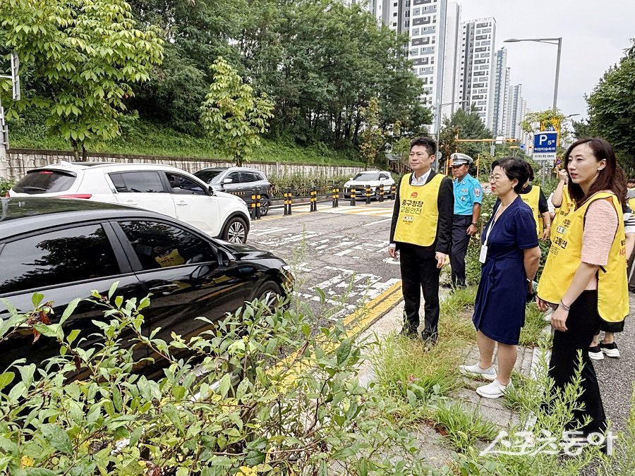 인천 중구, 하늘초에서 2학기 첫 등굣길 교통안전 위해 현장점검을 진행했다. 사진제공｜인천 중구청