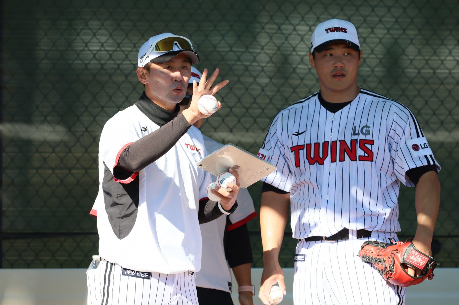 김광삼 LG 메인 투수코치(사진, 왼쪽)는 데뷔 첫해를 맞이한 신인 김영우의 성장을 이끌어내며 불펜진 강화에 힘을 보탰다. 사진제공｜LG 트윈스