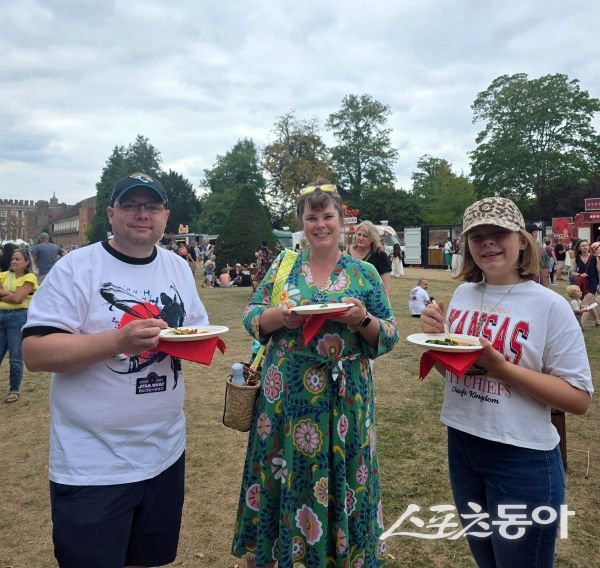 안동시와 한국정신문화재단이 지난 23일 참가한 ‘햄튼 코트 팰리스 푸드 페스티벌’에서 안동음식을 즐기고 있는 외국인들의 모습. 사진제공ㅣ안동시