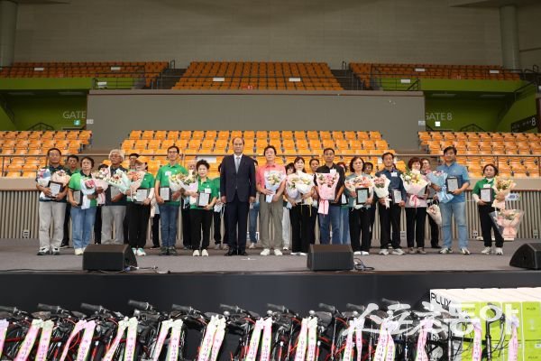 상주시새마을회가 27일 ‘새마을지도자 하계 수련대회’를 진행한 후 기념촬영을 하고 있는 모습. 사진제공ㅣ상주시