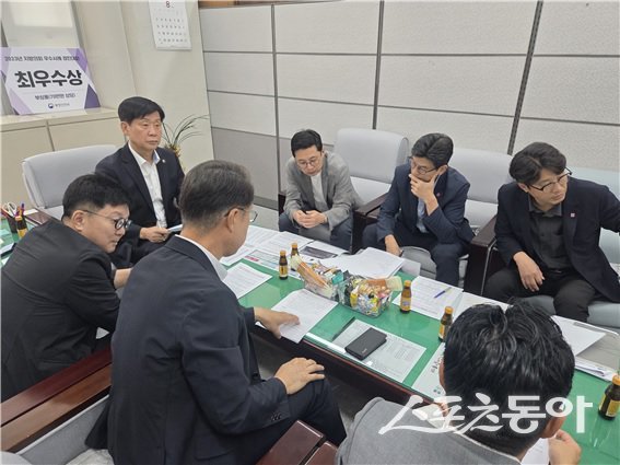 부산시의회 건설교통위원회가 지난 26일 고령화에 따른 교통안전 대책으로 ‘페달 오조작 방지 장치’ 설치 지원 방안을 모색하기 위한 간담회를 열었고 있다. (사진제공=부산시의회)