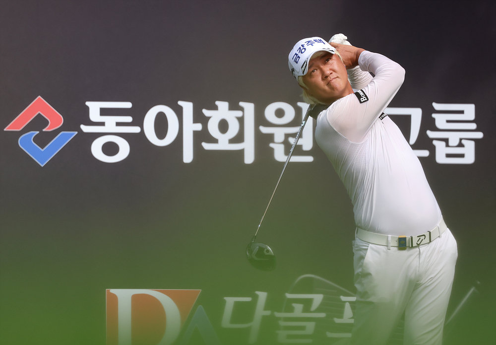 동아회원권그룹 오픈 1라운드 14번 홀에서 티샷을 하고 있는 허인회. 사진제공 | KPGA