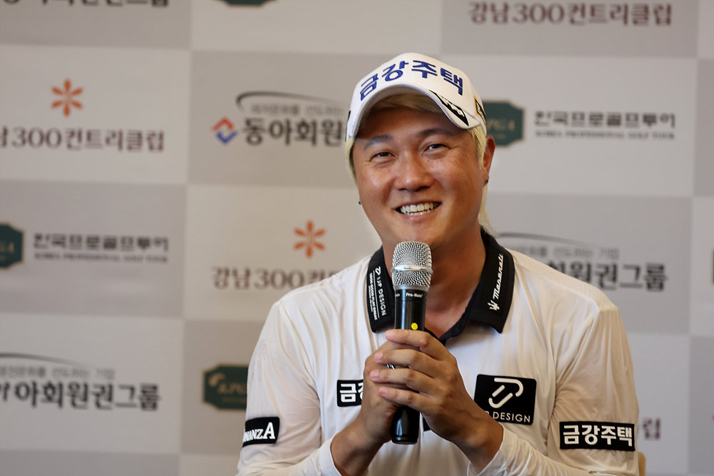 동아회원권그룹 오픈 1라운드를 마친 뒤 취재진의 질문에 답하고 있는 허인회. 사진제공 | KPGA