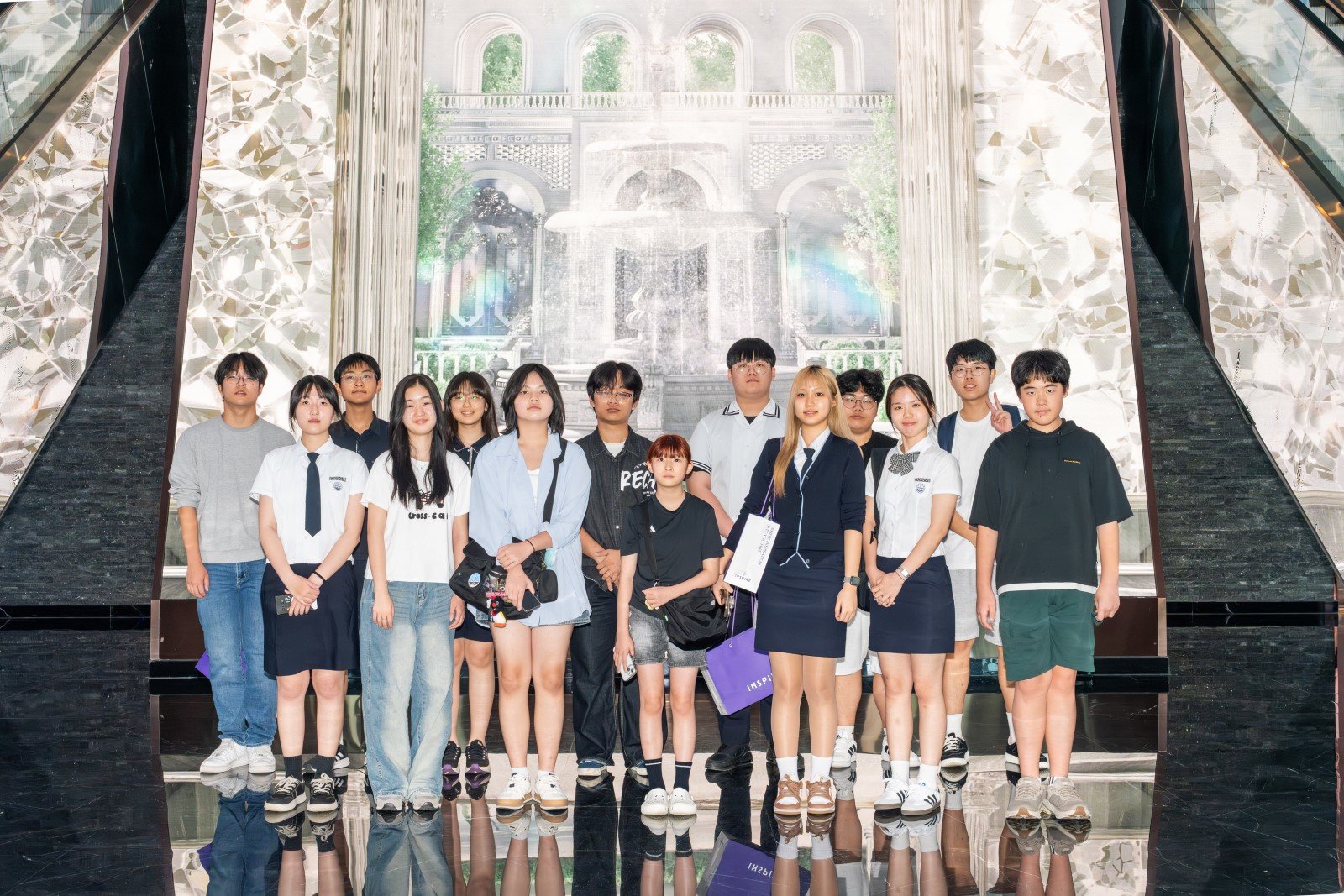 8월 22일 ‘인스파이어 익스피리언스 데이’에 참여한 장학생들이 인스파이어의 미디어 아트 공간 ‘큐브’에서 기념사진을 촬영하고 있다