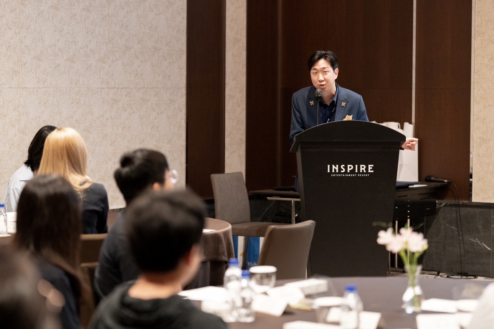 조영우 인스파이어 치프 컨시어지가 행사에 참석한 학생들에게 호텔리어 직무 관련 멘토링 강연을 진행하고 있다