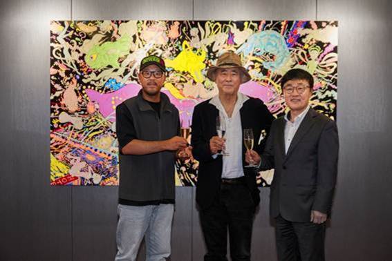 워커힐 호텔앤리조트 현몽주 총괄(오른쪽)과 아마노 요시타카 작가(가운데), 피치스 여인택 대표(왼쪽) .   워커힐 호텔앤리조트 제공