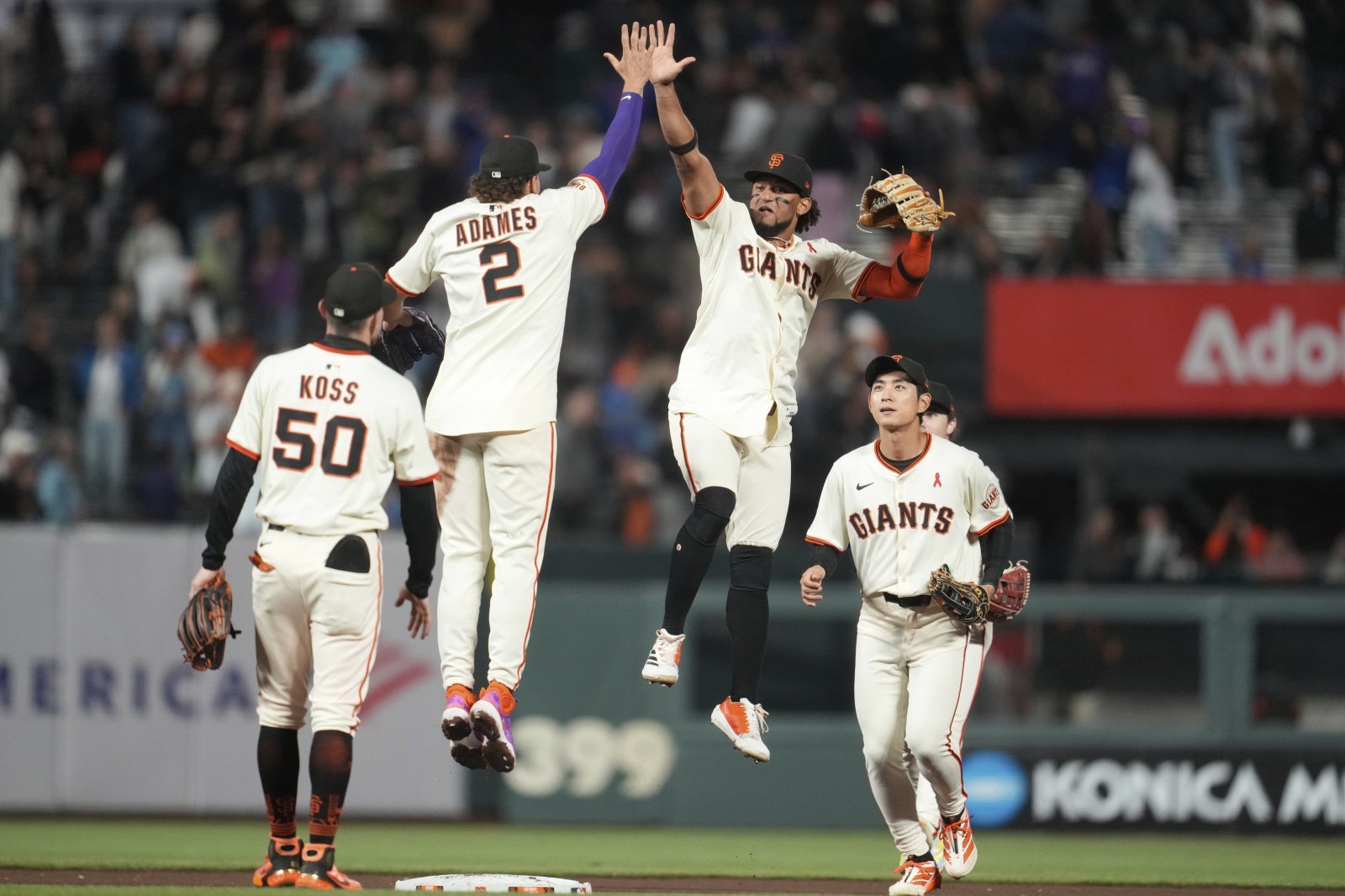 이정후(오른쪽)가 28일(한국시간) 미국 캘리포니아주 샌프란시스코 오라클파크에서 열린 2025 ‘메이저리그(MLB)’ 시카고 컵스와 홈경기에서 팀의 12-3 승리를 확정한 뒤 팀 동료들과 함께 세리머니를 하고 있다. 이날 4타수 1안타를 기록한 이정후는 시즌 30번째 2루타를 만들었다. 샌프란시스코(미 캘리포니아주)|AP뉴시스