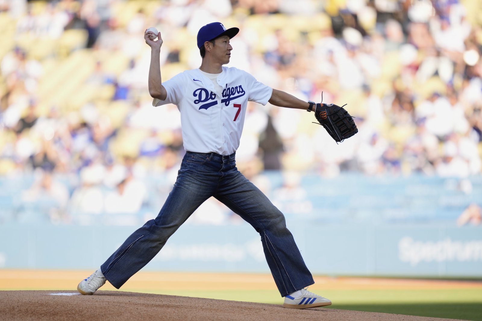 손흥민이 28일(한국시간) 다저스타디움에서 열린 신시내티-다저스의 MLB 정규시즌 경기에 앞서 시구를 하고 있다. MLS에 순조롭게 적응했고 MLB에서도 시구를 하며 글로벌 스포츠스타의 위상을 인정받았다. LA│AP뉴시스