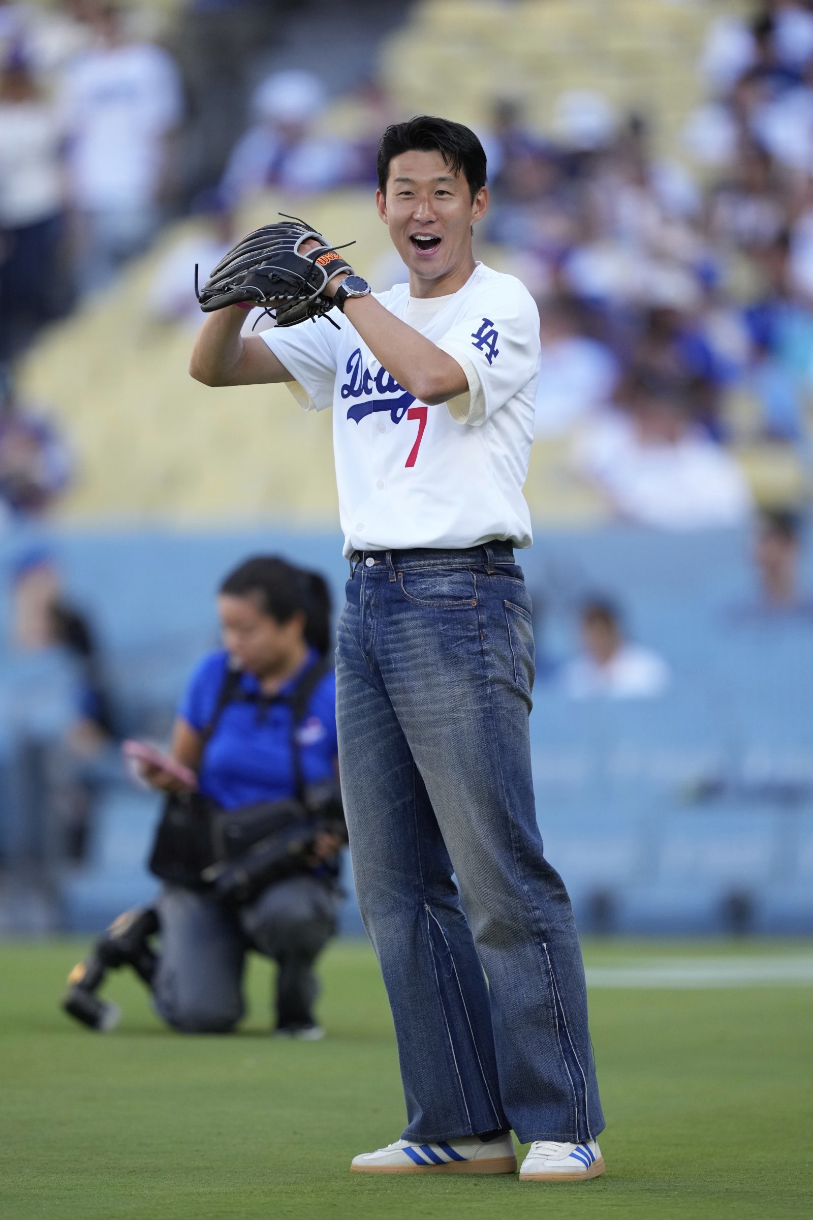 손흥민이 28일(한국시간) 다저스타디움에서 열린 신시내티-다저스의 MLB 정규시즌 경기에 앞서 시구 연습을 하고 있다. MLS에 순조롭게 적응했고 MLB에서도 시구를 하며 글로벌 스포츠스타의 위상을 인정받았다. LA│AP뉴시스