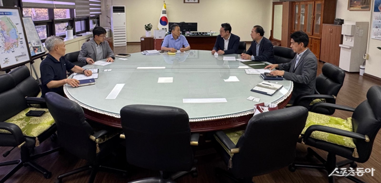 김정완 광양시 부시장이 지난 26일 여수지방해양수산청장을 만나 광양항 동·서측 배후도로 보수공사 국비 지원을 건의했다. 사진제공=광양시