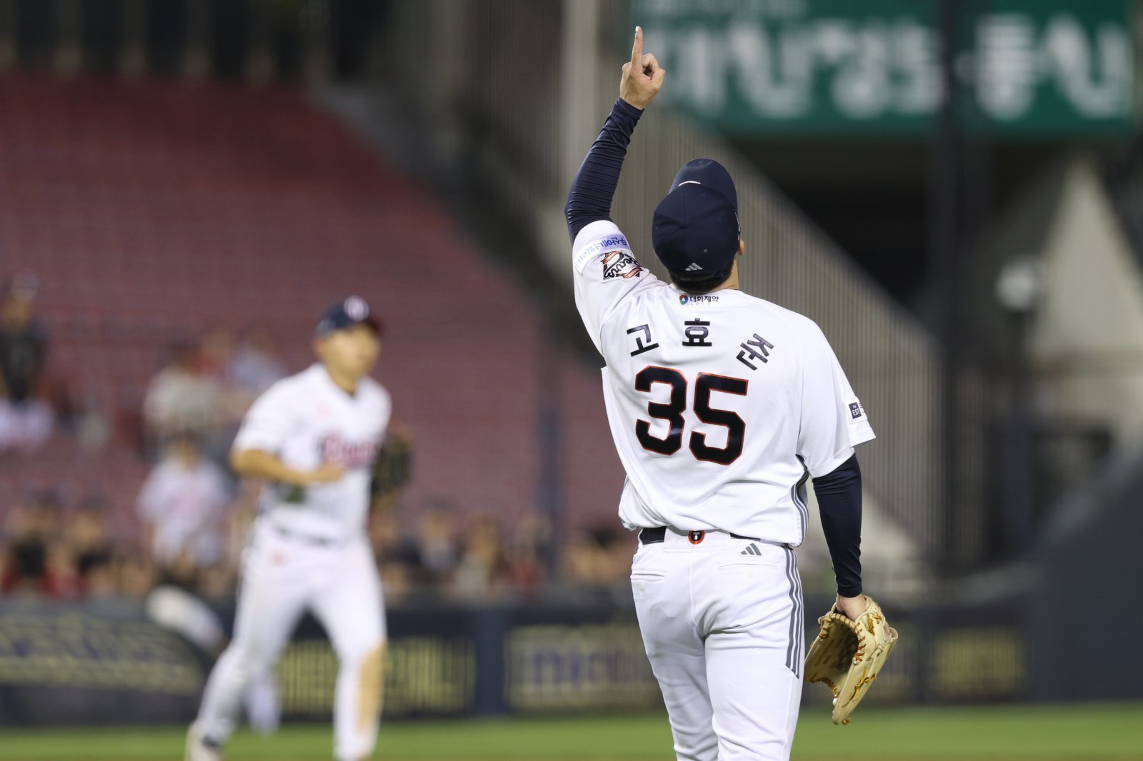 두산 고효준(사진)은 28일 1군 엔트리에서 말소됐다. 조성환 감독대행은 선수단에 모범이 된 베테랑에게 어떻게든 기회를 주려 한다. 사진제공｜두산 베어스