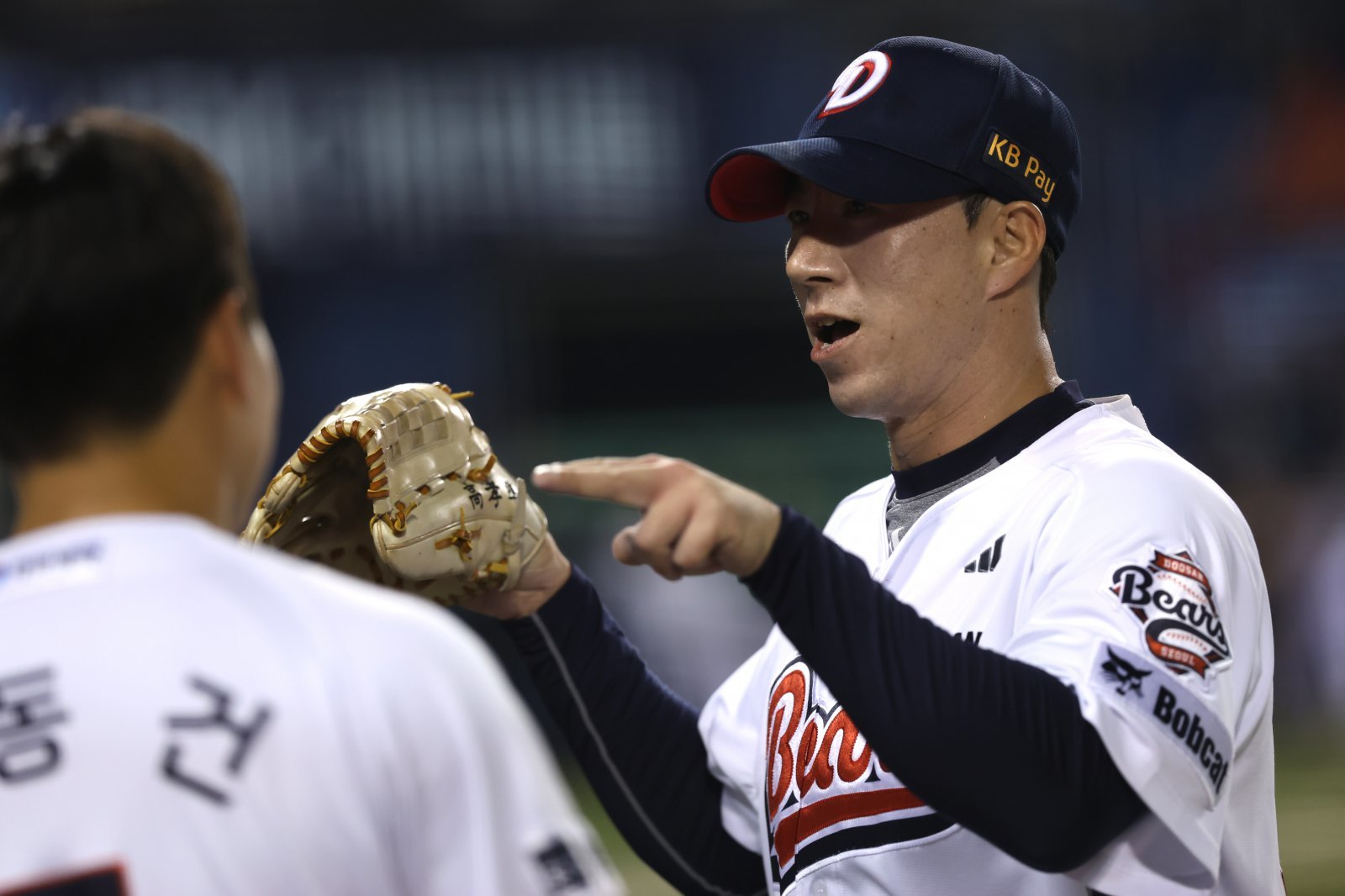두산 고효준(사진, 오른쪽)은 28일 1군 엔트리에서 말소됐다. 조성환 감독대행은 선수단에 모범이 된 베테랑에게 어떻게든 기회를 주려 한다. 사진제공｜두산 베어스