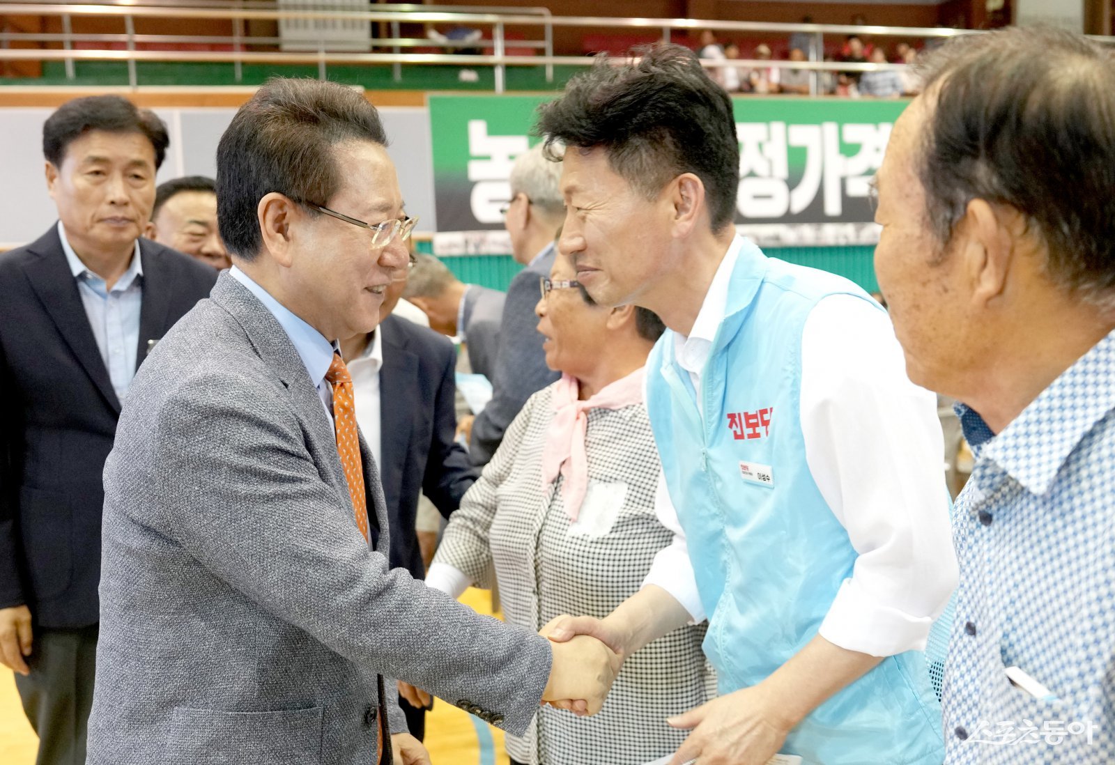 김영록 전라남도지사가 28일 장흥 정남진체육관에서 열린 ‘2025 전농 광전연맹 가족한마당 행사’에서 참석자들과 인사를 나누고 있다. 사진제공=전남도