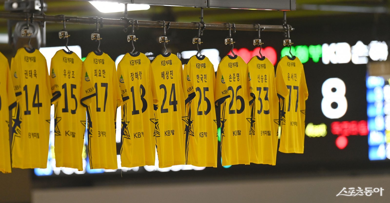 V리그 남자부 KB손해보험이 기존 홈경기장인 의정부체육관을 2025~2026시즌에도 사용하지 못하게 됐다. 지난해 11월 안전진단 결과 폐쇄가 불가피했고, 이후 건축 심의가 계속 통과되지 못한 게 원인이다. 스포츠동아DB