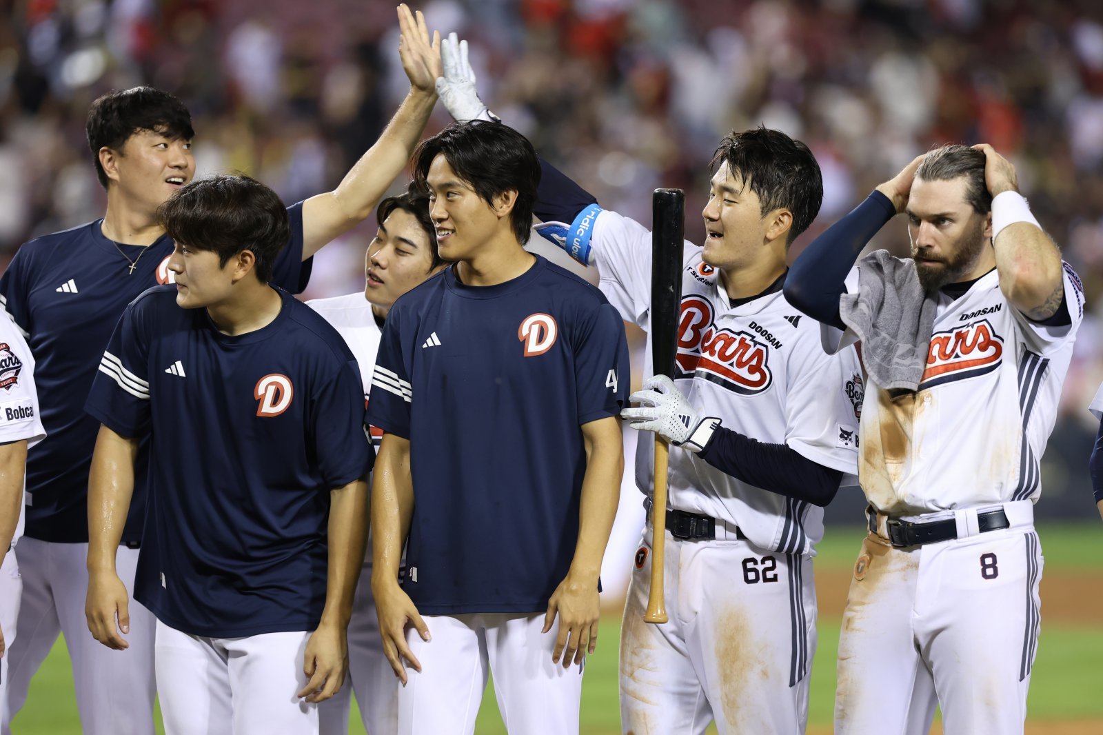 두산 안재석(오른쪽 2번째)은 28일 잠실 삼성과 홈경기에서 1번 지명타자로 선발출전해 끝내기 안타를 터트리며 팀 5연패를 끊어냈다. 사진제공｜두산 베어스