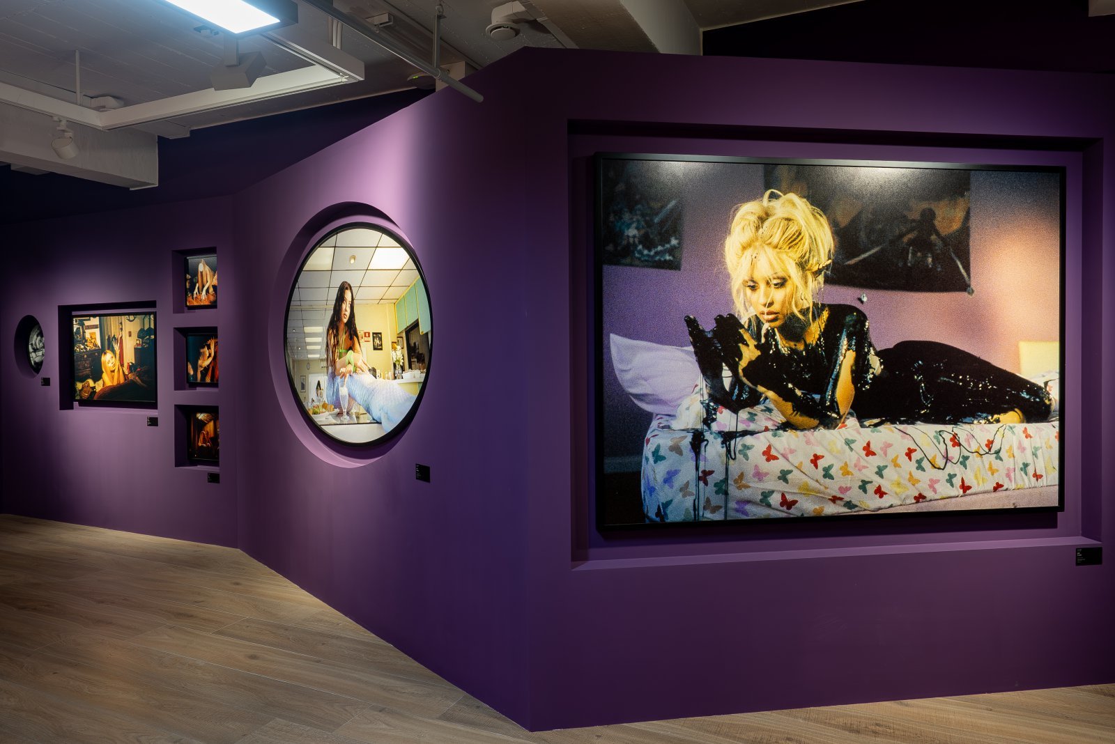 대림미술관 ‘페트라 콜린스: fangirl’ 전시장 전경. 몽환적 분위기와 감성적 연출이 돋보인다. 사진제공ㅣ대림미술관