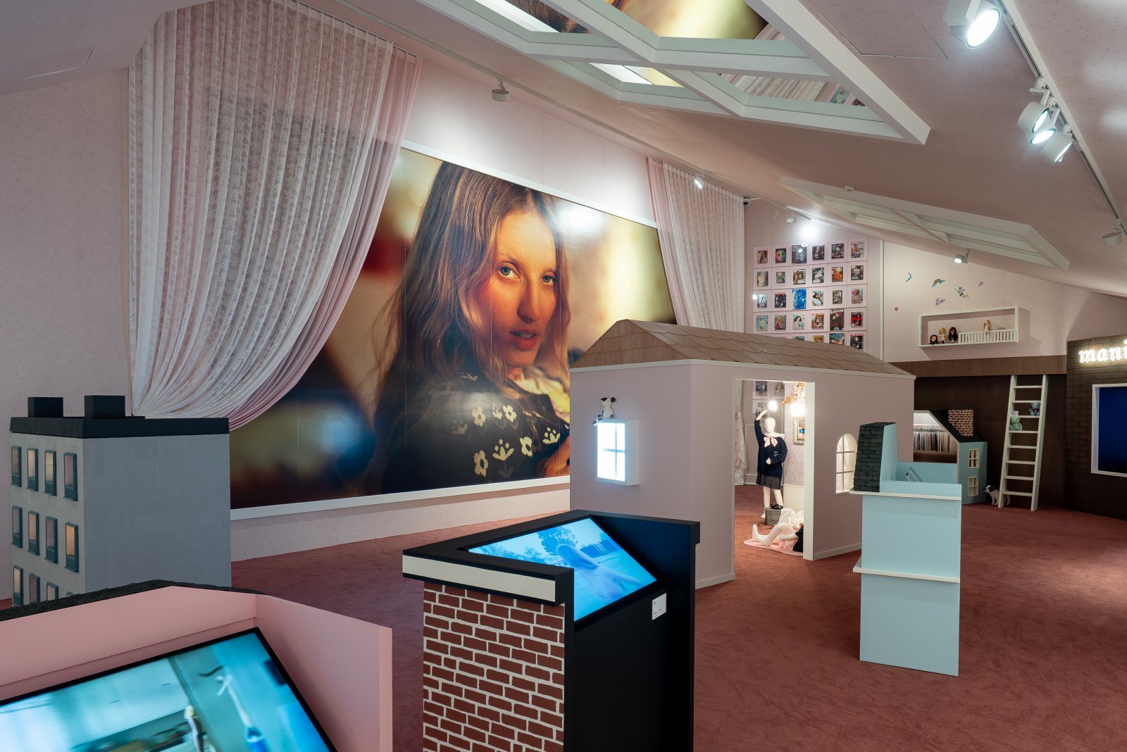 대림미술관 ‘페트라 콜린스: fangirl’ 전시장 전경. 몽환적 분위기와 감성적 연출이 돋보인다. 사진제공ㅣ대림미술관