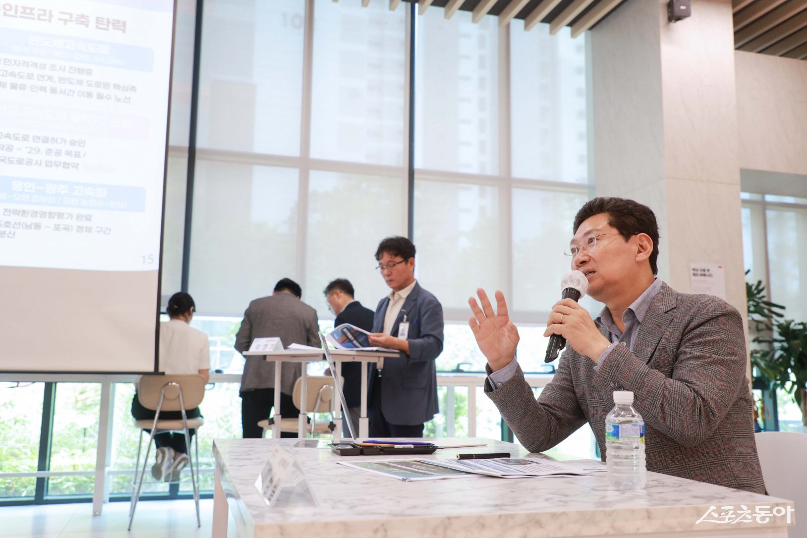 지난 28일 e편한세상 구성역 플랫폼시티에서 열린 공동주택 민생현장 소통버스킹에 참석한 이상일 시장이 발언하고 있다. 사진제공｜용인시