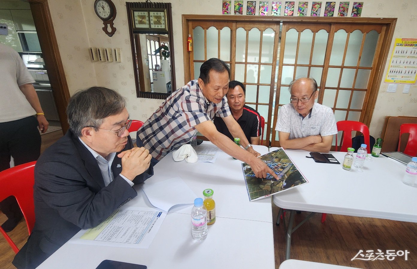 조승문 화성특례시 제2부시장(사진 왼쪽)이 28일 여주시 구양리를 방문해 햇빛두레 발전소 운영과 관련한 설명을 듣고 있다. 사진제공|화성시