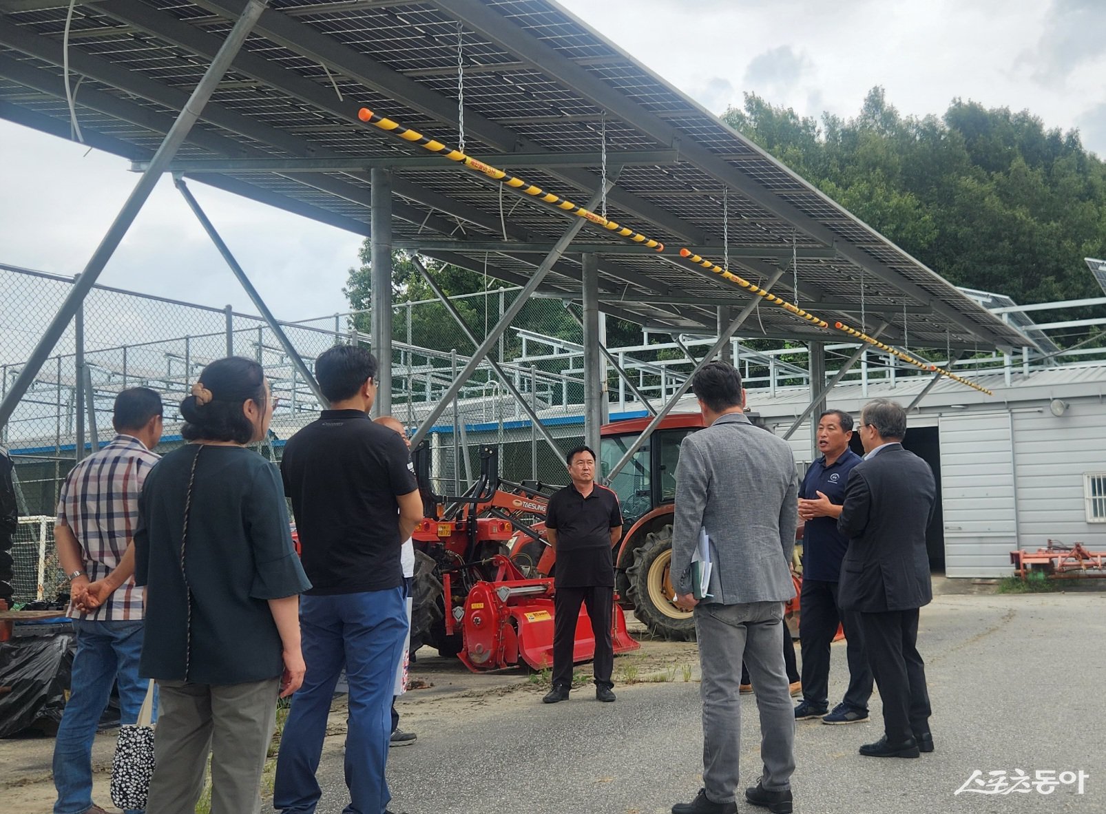 화성특례시 관계자들이 28일 여주시 구양리를 방문해 햇빛두레 발전소와 관련한 설명을 듣고 있다. 사진제공|화성시