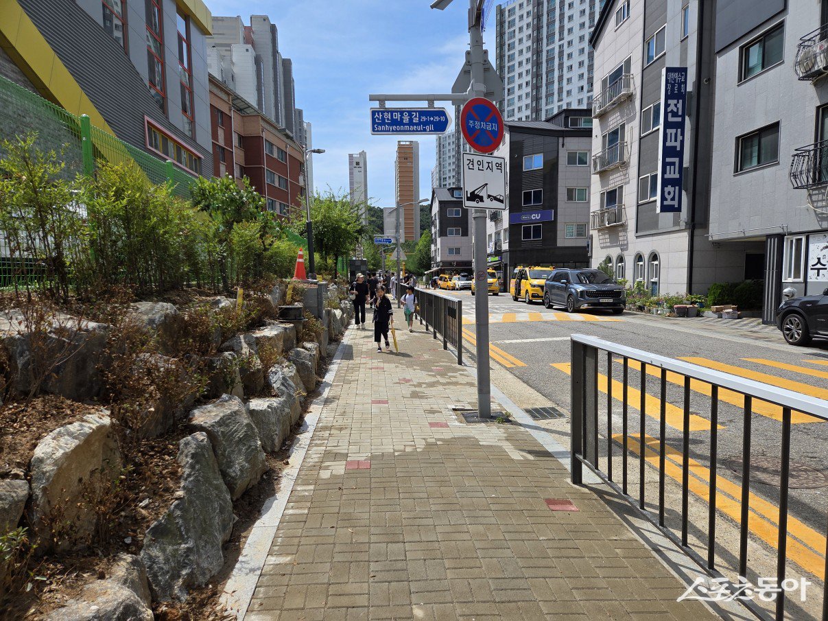 시흥시(시장 임병택)는 산현초등학교 인근 보도 확장공사를 완료했다(산현초등학교 인근 보도 확장공사 모습). 사진제공｜시흥시
