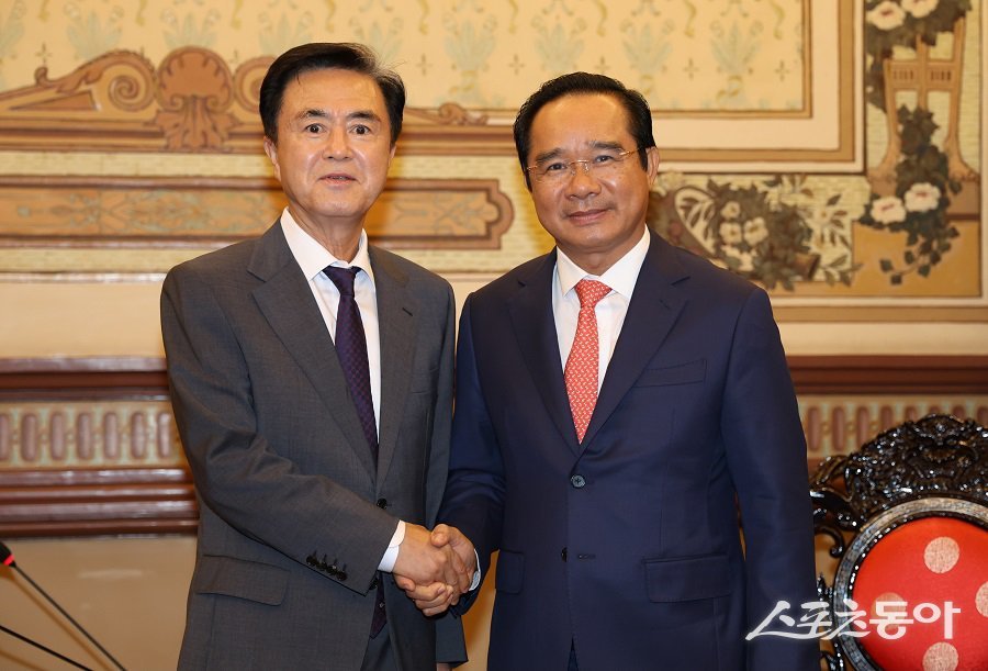 김태흠 충남지사는 8월 27일 호치민시청에서 응우옌 반 득 호치민시 인민위원장을 접견하고, 양 지역 간 상호 협력 방안을 논의했다(왼쪽부터 김태흠 지사, 응우옌 반 득 호치민시 인민위원장). 사진제공｜충남도