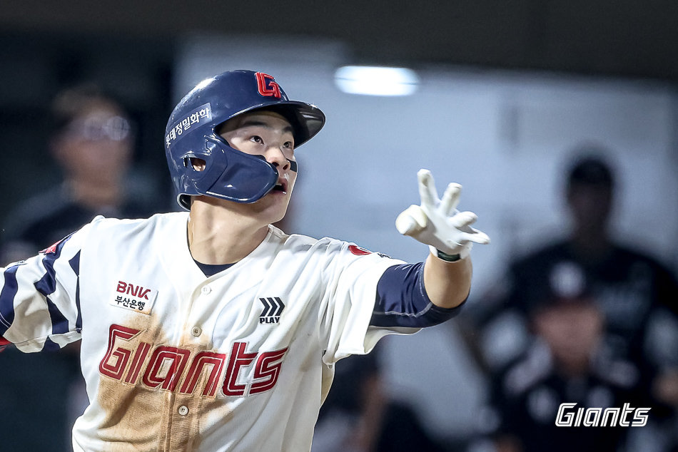 롯데 박찬형이 28일 사직구장에서 열린 KT와 홈경기 연장 10회말 동점 솔로포를 치고 있다. 사진제공｜롯데 자이언츠