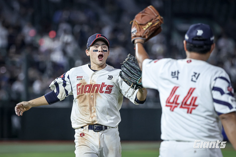 롯데 박찬형이 28일 사직구장에서 열린 KT와 홈경기에서 연장 11회초를 실점 없이 마무리한 박진과 환호하고 있다. 사진제공｜롯데 자이언츠