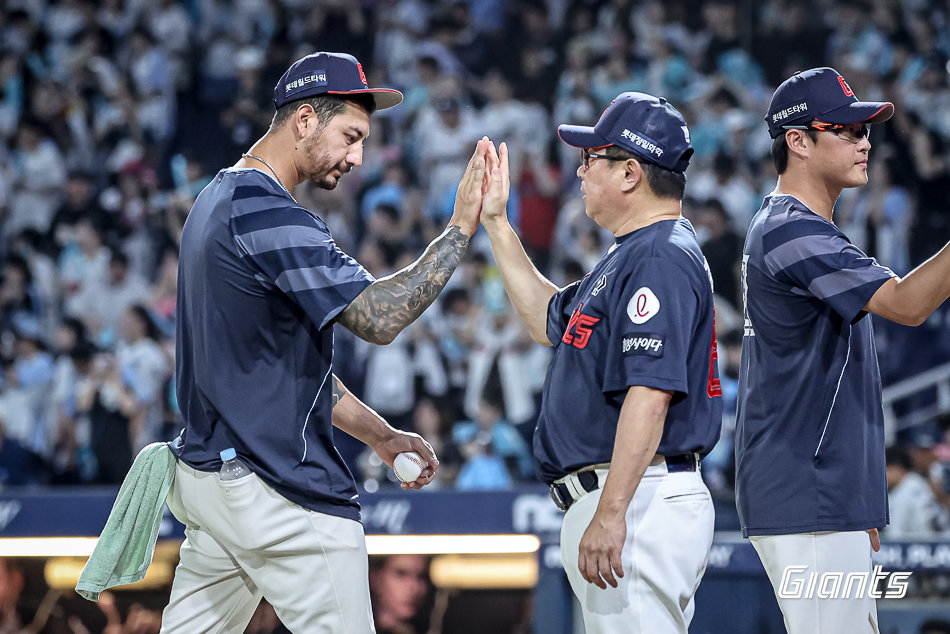 롯데 외국인투수 빈스 벨라스케즈(왼쪽)가 24일 창원NC파크에서 열린 NC와 원정경기에서 17-5로 승리한 뒤 김태형 감독과 손뼉을 마주치고 있다. 사진제공｜롯데 자이언츠