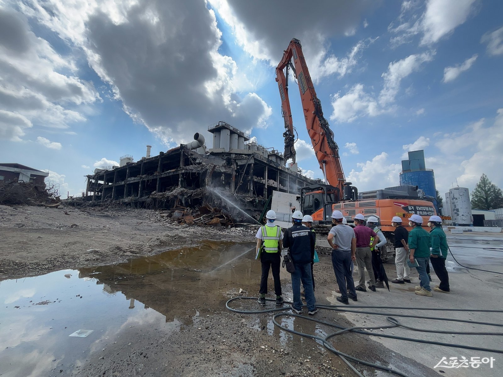 광주광역시가 지난 28일 자치구, 건축안전자문단과 함께 화재 피해로 해체작업 중인 금호타이어 광주공장 정련반 해체현장에 대한 기획점검을 실시했다. 사진제공=광주광역시