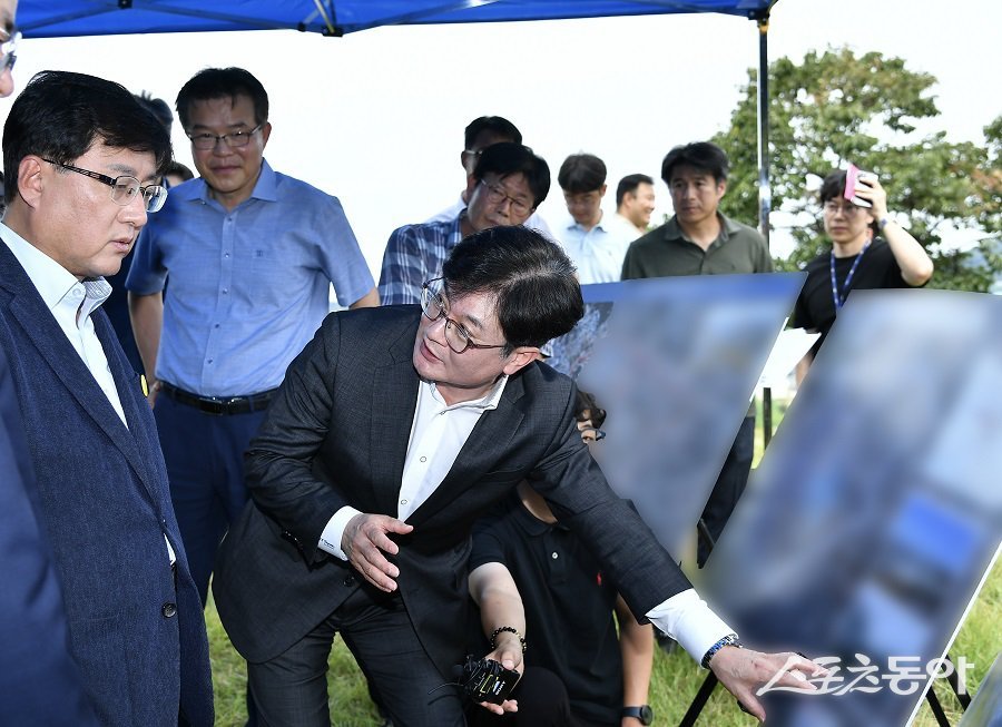 김병수 김포시장이 김성환 환경부 장관을 만나 김포 환경재생 혁신복합단지 조성 본격화를 논의했다. 사진제공|김포시청