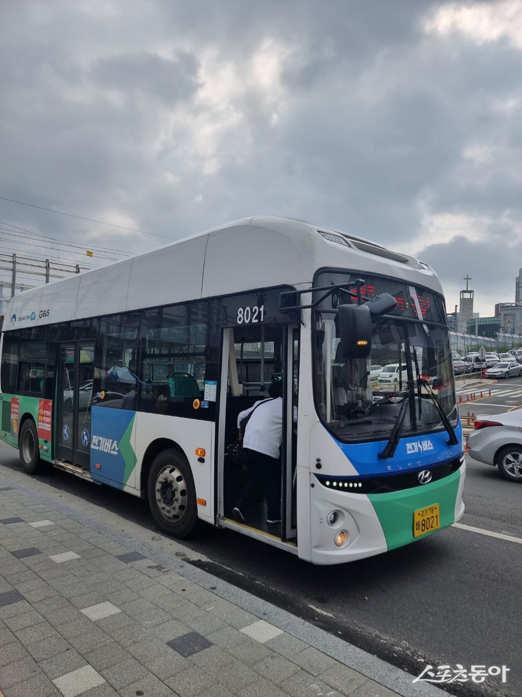 양평군(군수 전진선)은 오는 9월 1일부터 만 70세 이상 양평군 거주 어르신을 대상으로 수도권 전역 대중교통 이용요금을 연 최대 36만 원까지 지원하는 ‘어르신 교통비 지원 사업’ 사전 접수를 시작한다. 사진제공｜양평군