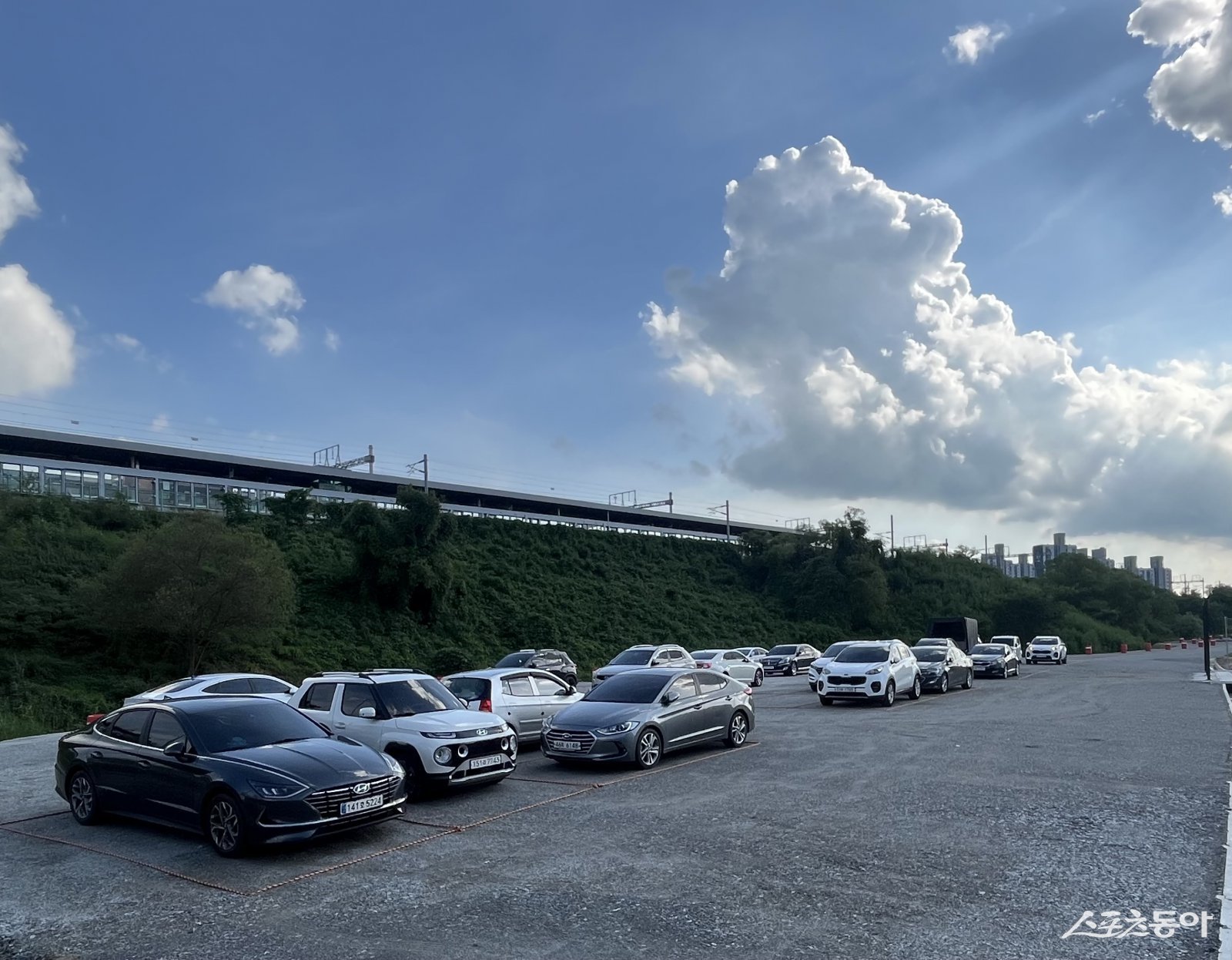 이천시(시장 김경희)는 8월 26일부터 부발역 철도부지(아미리 1232번지) 일원에 총 272면 규모의 임시 공영주차장을 추가로 조성하고 개방했다. 사진제공｜이천시