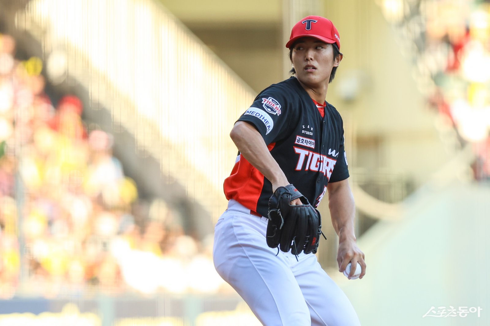 KIA 이의리는 28일 인천SSG랜더스필드에서 열린 SSG와 원정경기에 선발등판해 2.1이닝 4실점을 남긴 뒤 강판됐다. 이날 직구로 스트라이크를 던진 비율이 29.2%로 데뷔 후 가장 낮았다. 사진제공|KIA 타이거즈