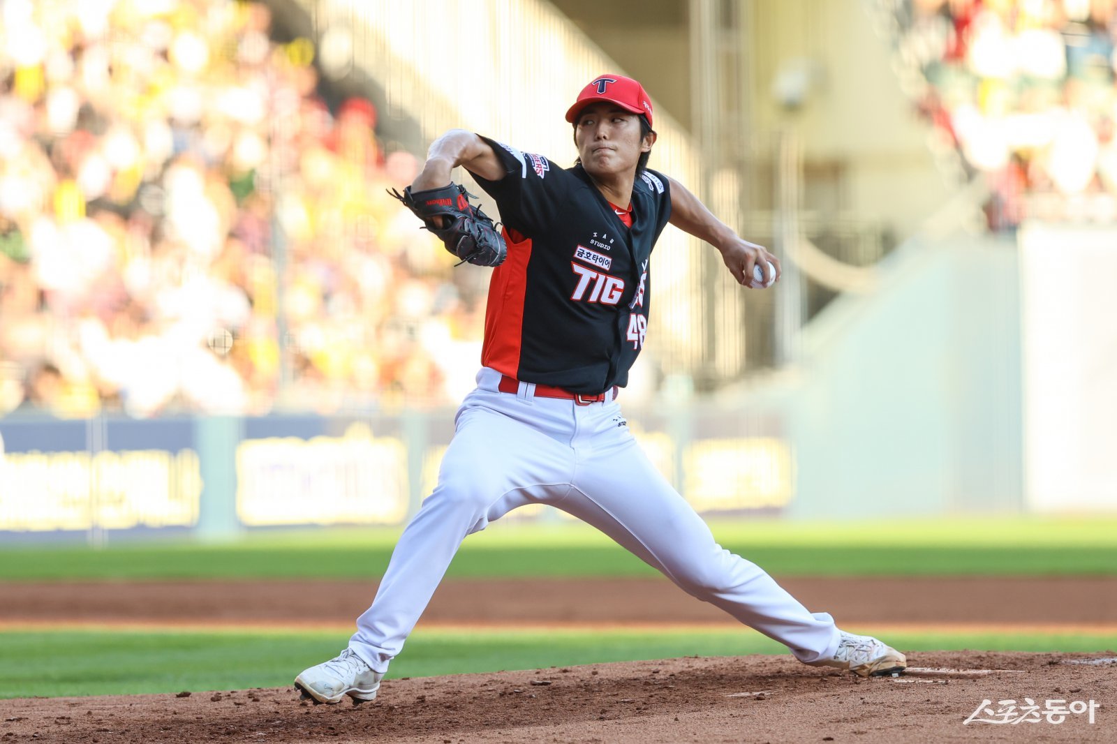 KIA 이의리가 16일 잠실구장에서 열린 두산과 원정경기에 선발등판해 역투하고 있다. 사진제공|KIA 타이거즈