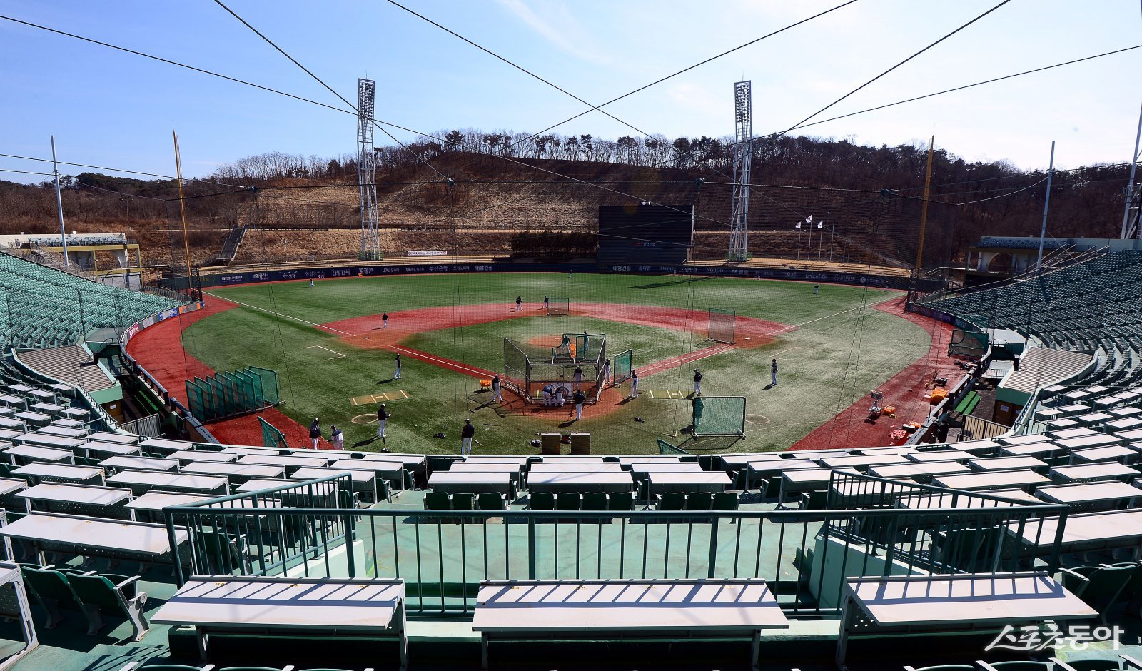 롯데가 잔여 홈경기 일부를 제2구장인 울산 문수구장에서 개최하기로 했다. 스포츠동아DB