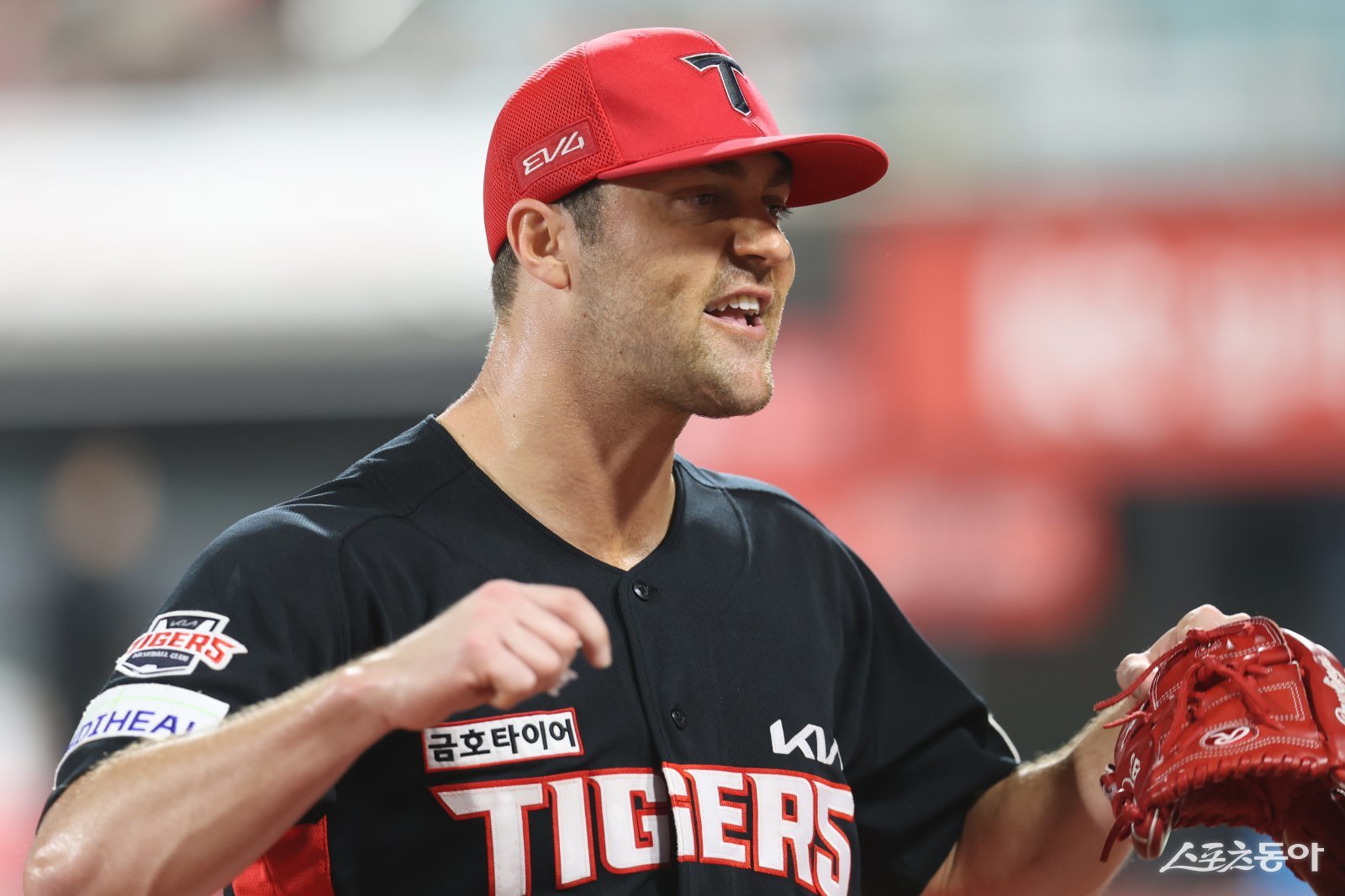 KIA 외국인 에이스 제임스 네일이 29일 수원KT위즈파크에서 열린 KT와 원정경기에 선발등판해 7이닝 1실점 역투를 펼친 뒤 동료들의 사기를 북돋고 있다. 사진제공|KIA 타이거즈