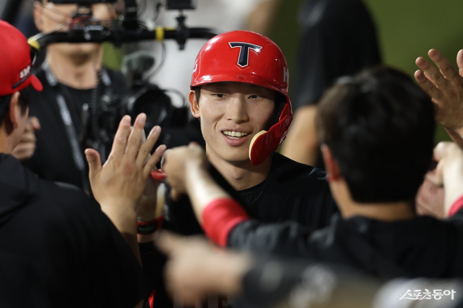 KIA 김호령이 29일 수원KT위즈파크에서 열린 KT와 원정경기 8회초 쐐기 2점홈런을 친 뒤 덕아웃에서 동료들의 환영을 받고 있다. 사진제공|KIA 타이거즈