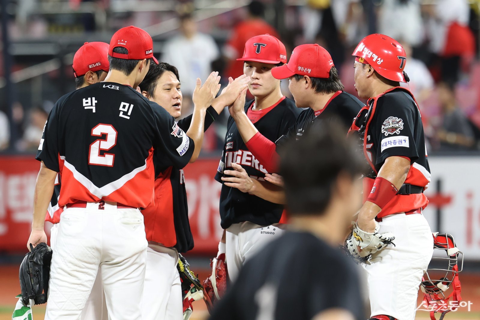 KIA 선수들이 29일 수원KT위즈파크에서 열린 KT와 원정경기에서 10-1로 승리한 뒤 기쁨을 나누고 있다. 사진제공|KIA 타이거즈