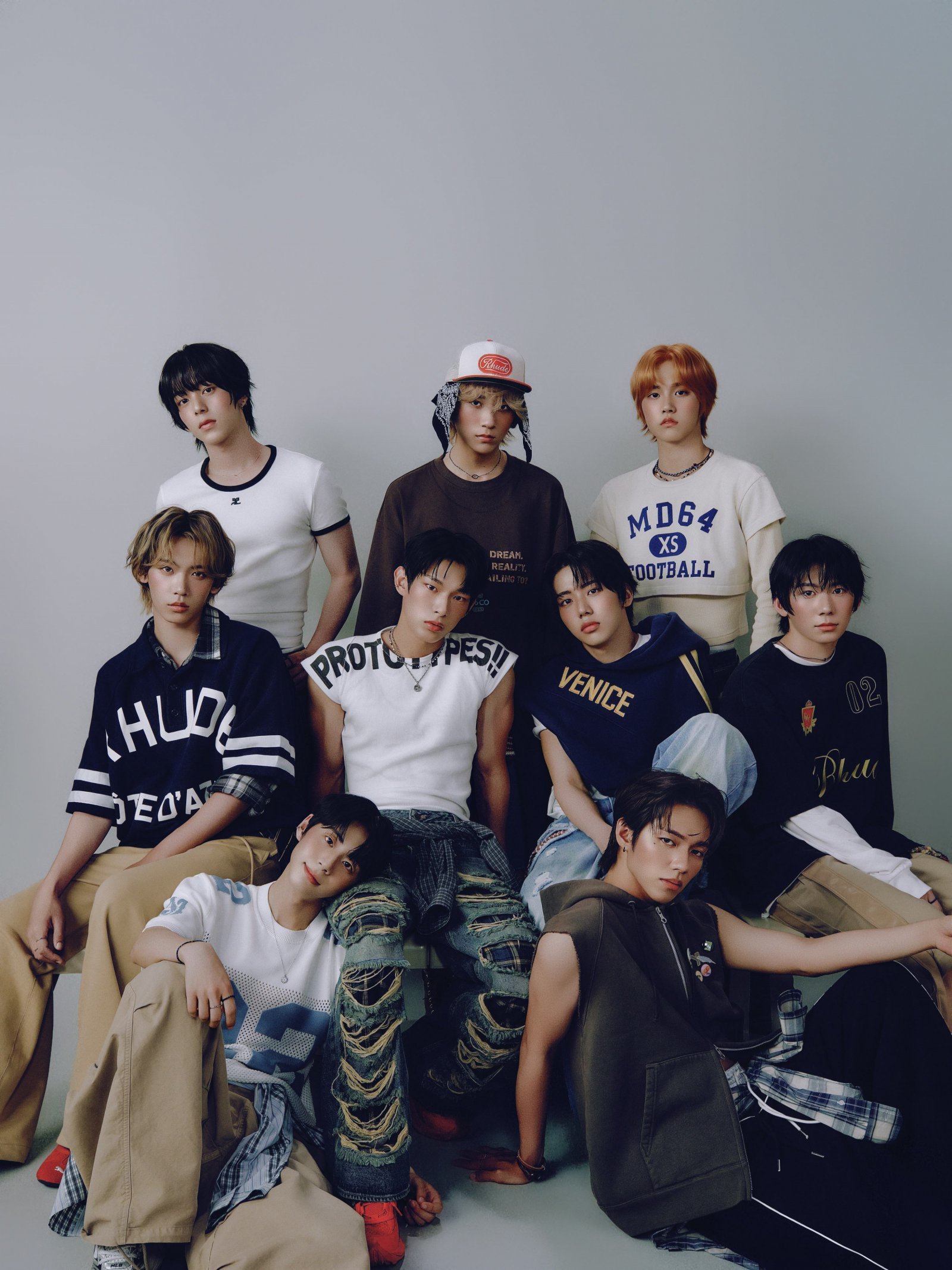 아홉이 데뷔 두 달 만에 필리핀 첫 단독 팬콘서트를 전석 매진시키며 글로벌 인기와 파워를 입증했다. 팬들과 함께한 무대에서는 데뷔곡부터 서바이벌 경연곡, 스페셜 커버까지 다채로운 세트리스트로 눈길을 끌었다. 사진제공|F&F엔터테인먼트