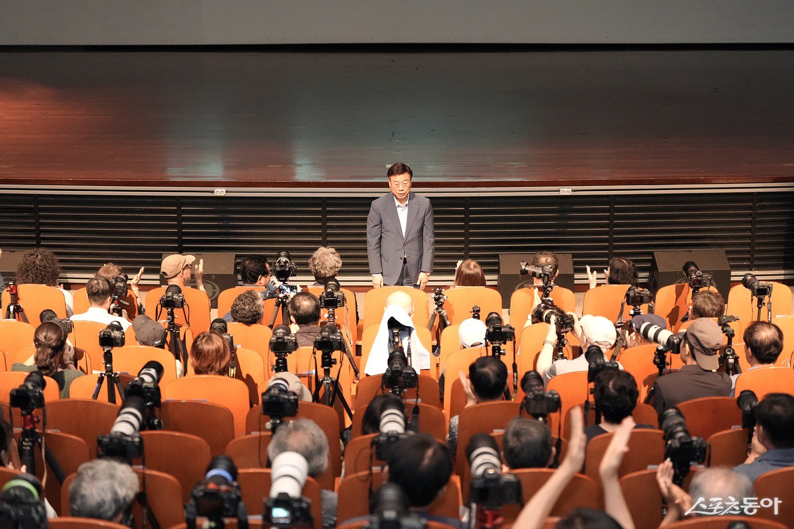 신상진 시장이 ‘2025 성남 포토콘서트’에 참석해 참석자들에 인사를 하고 있다. 사진제공ㅣ성남시