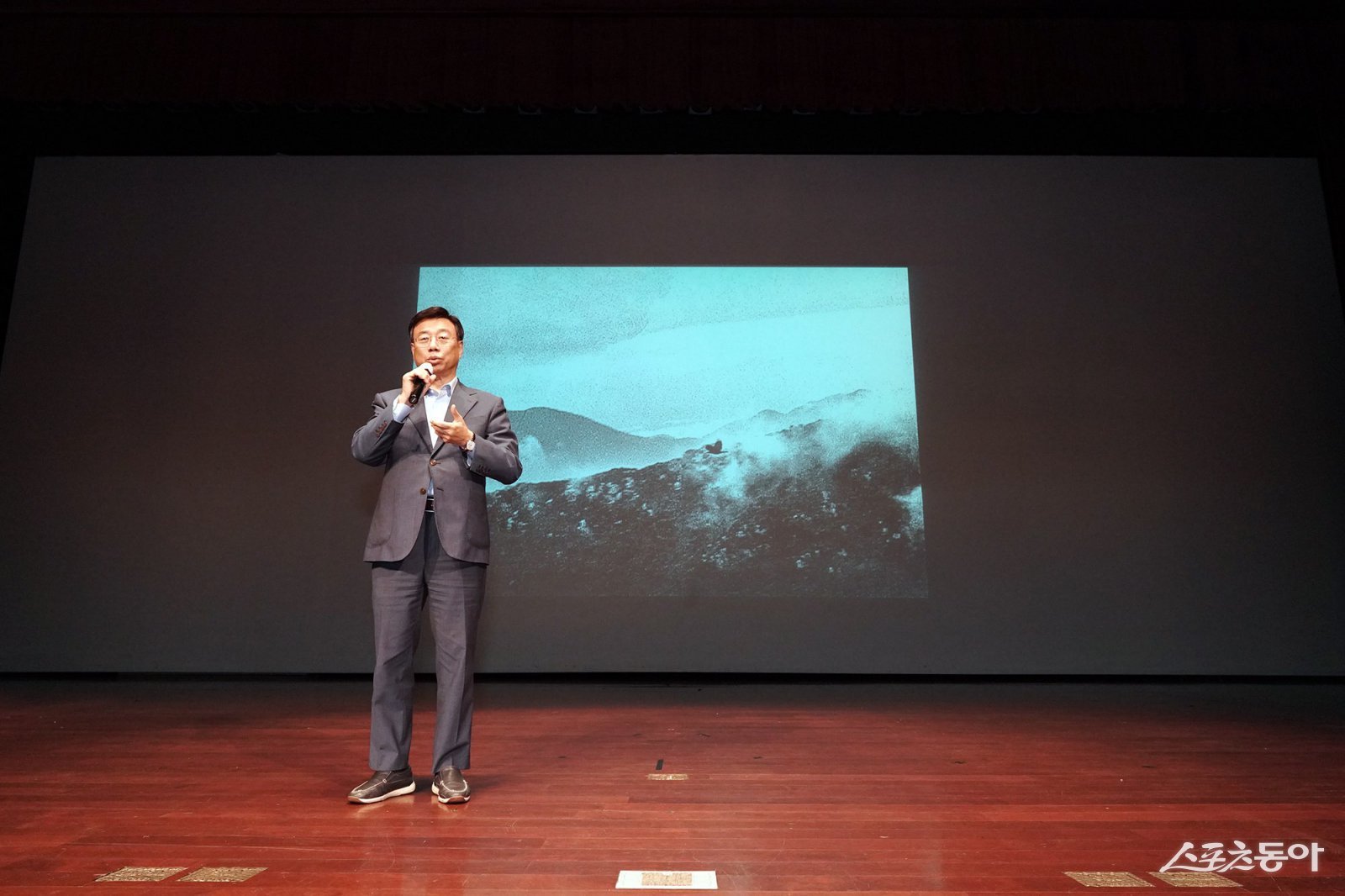 신상진 시장이 ‘2025 성남 포토콘서트’에 참석해 인사말을 전하고 있다. 사진제공ㅣ성남시