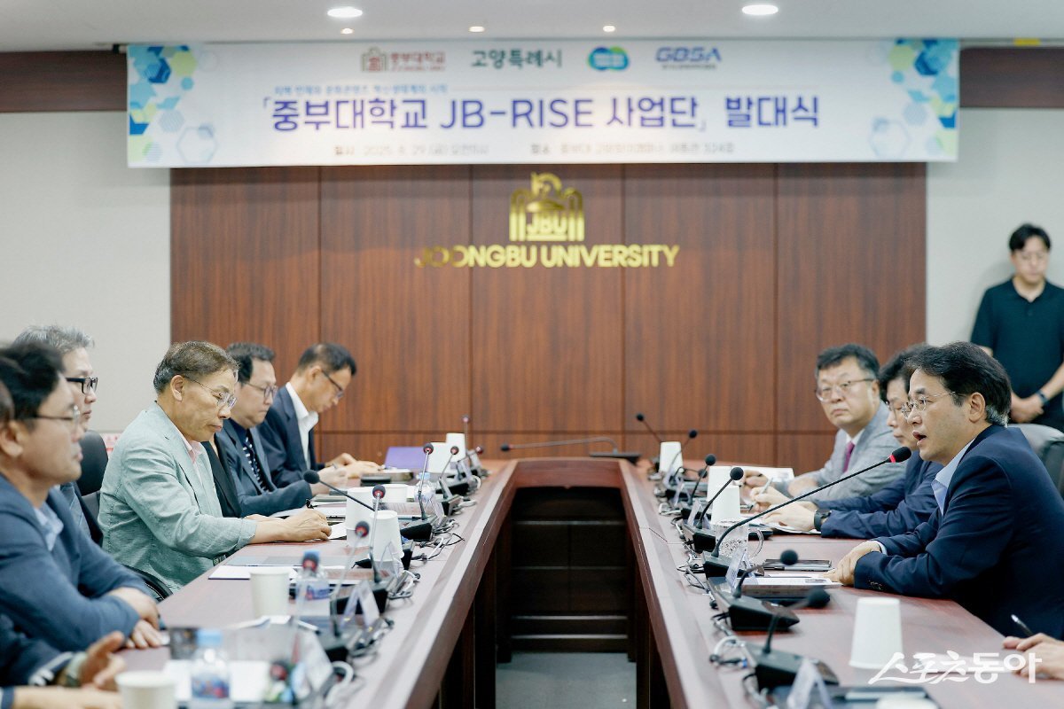 ‘중부대학교 라이즈 사업단 발대식’에 참석한 이동환 고양특례시장(오른쪽) 사진제공ㅣ고양시