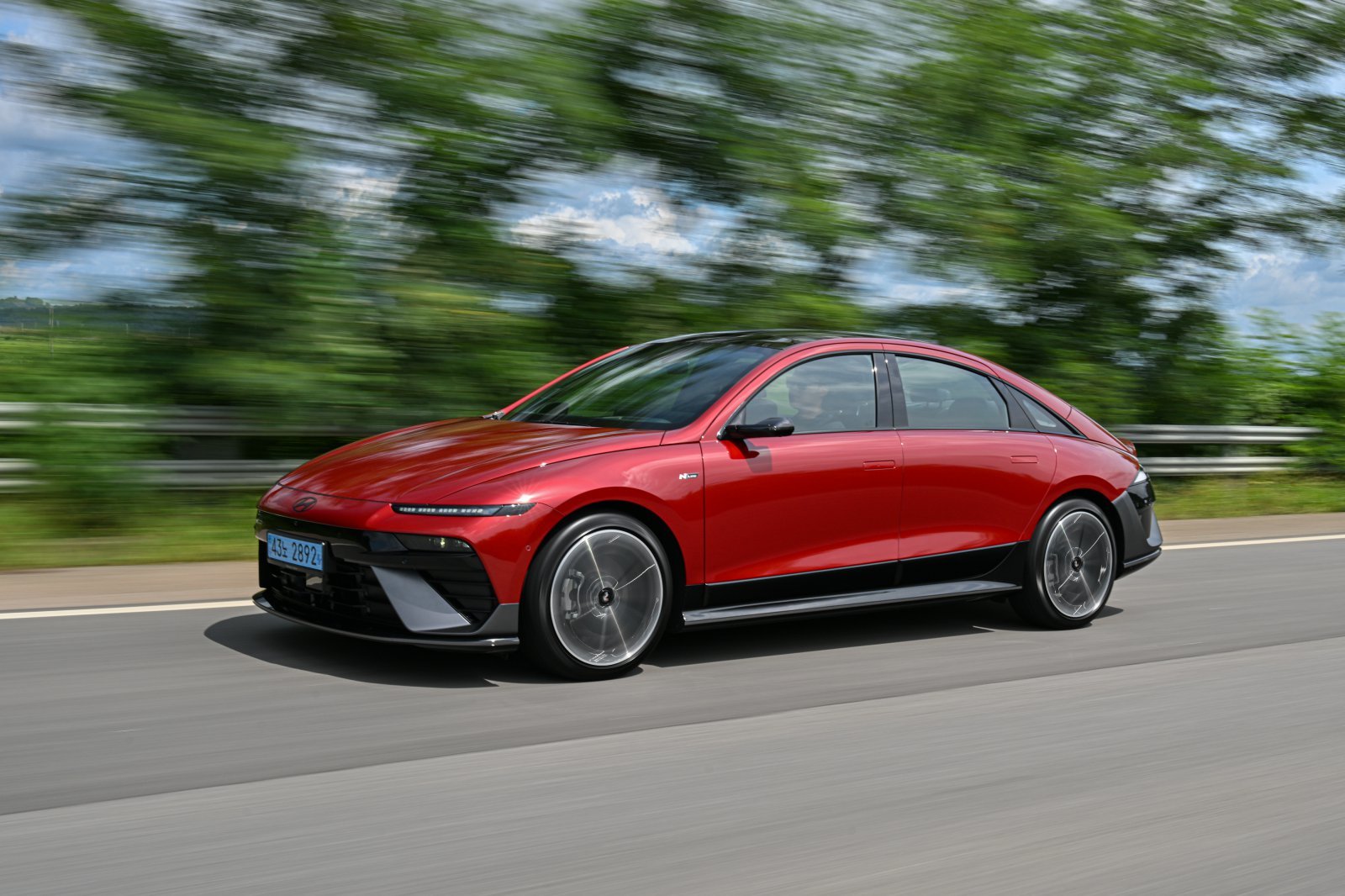 더 뉴 아이오닉 6는 1회 충전 주행 가능거리 562km, 정숙한 주행 감각, 향상된 공력 설계와 디지털 경험까지 전기 세단의 기준을 새롭게 제시했다. 사진제공|현대자동차