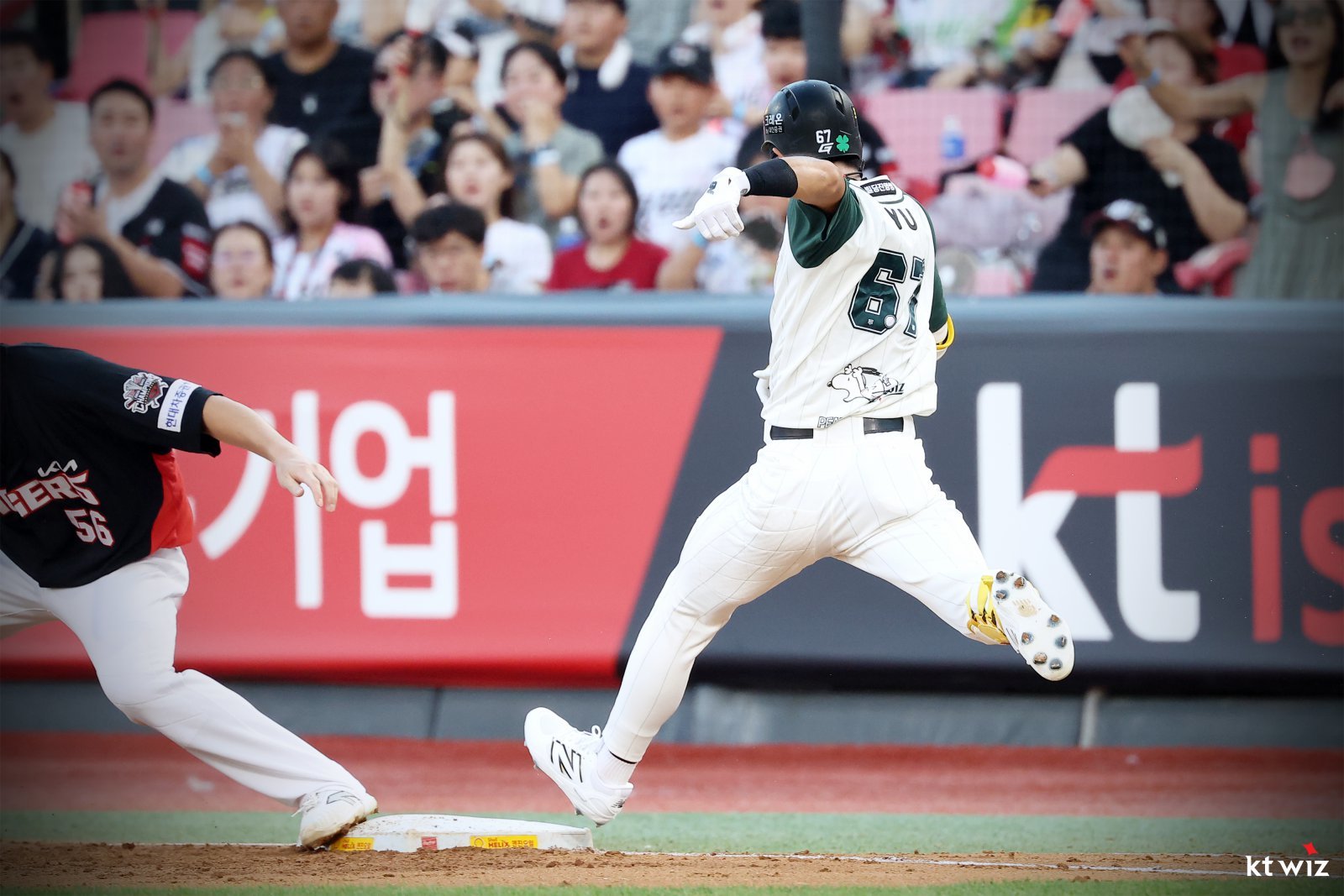 KT 유준규가 30일 수원KT위즈파크에서 열린 KIA전 2회말 내야안타로 출루하고 있다. 유준규는 계속된 2사 1·3루서 이중도루를 시도하다 포수 한준수와 크게 충돌했다. 사진제공|KT 위즈