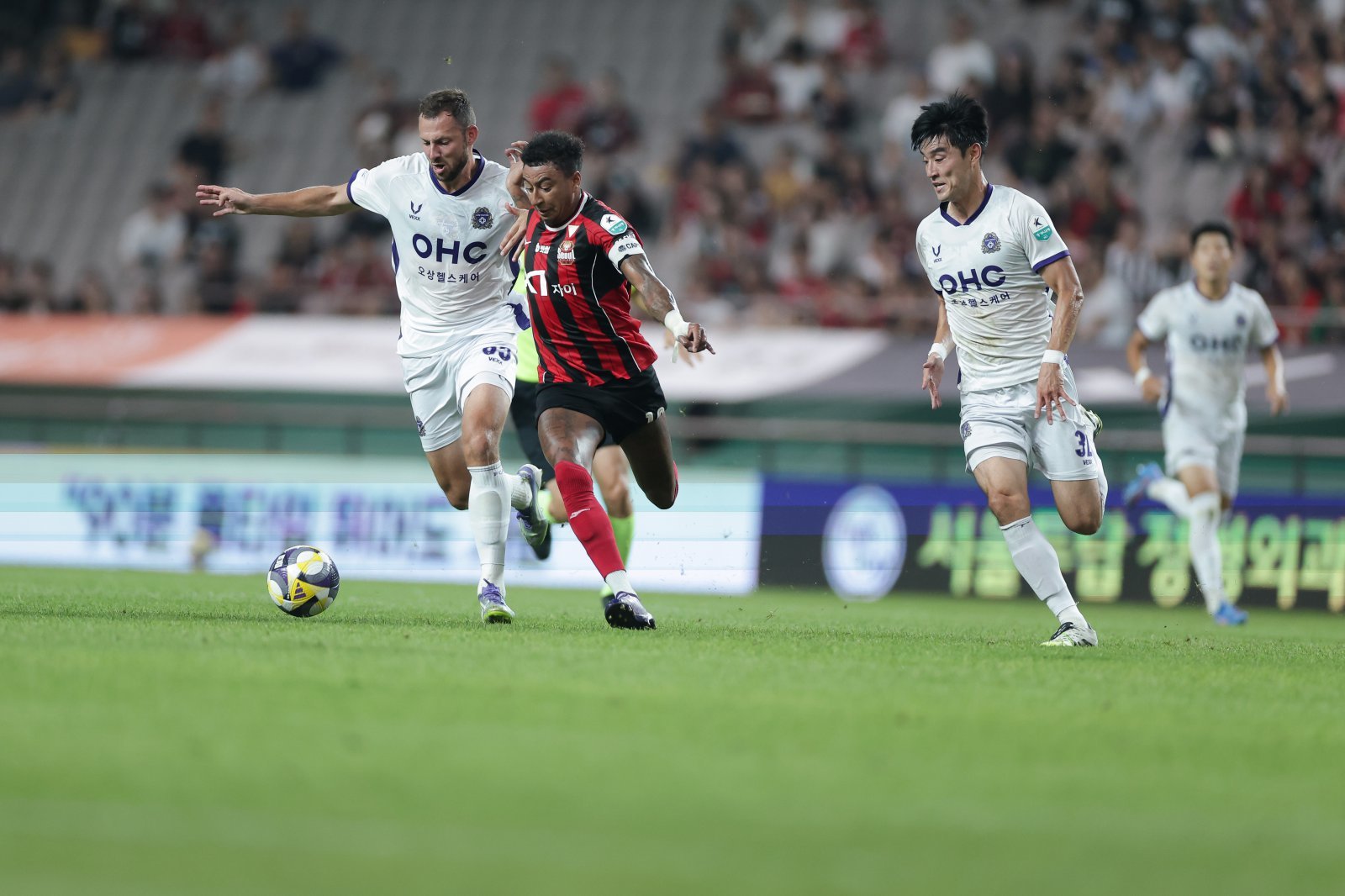 서울 주장 린가드(가운데)와 안양 수비수 토마스가 31일 서울월드컵경기장에서 열린 K리그1 경기에서 치열한 볼 경합을 하고 있다. 사진제공 |한국프로축구연맹