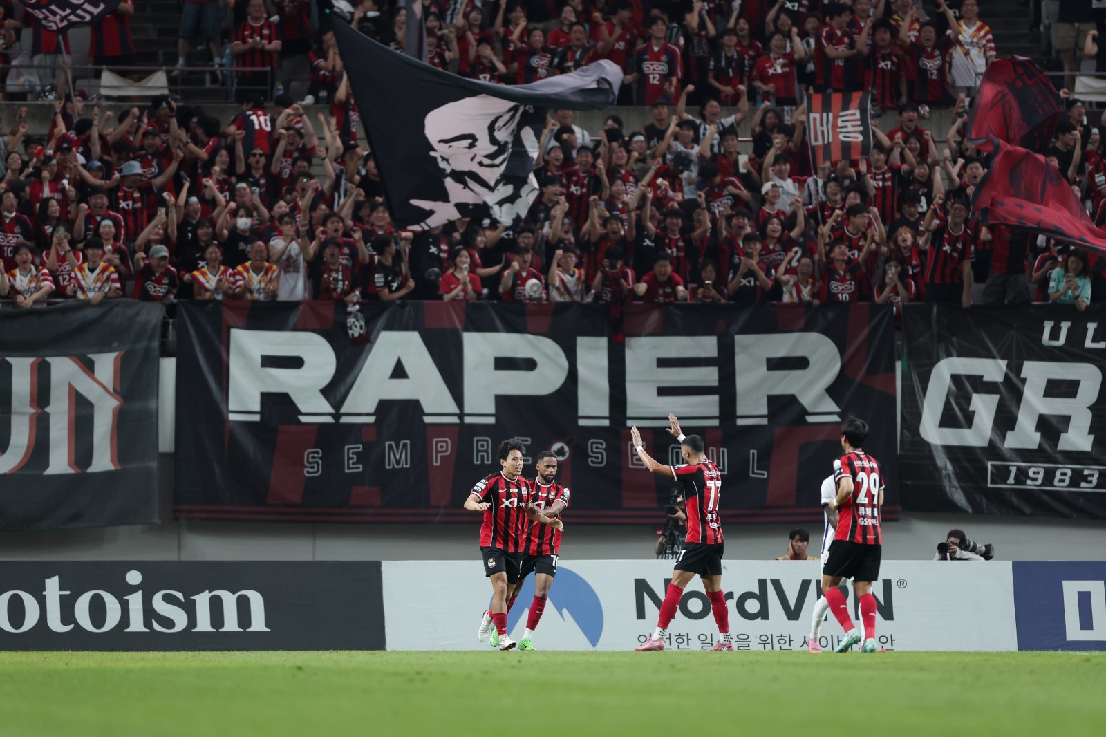 서울 선수들이 31일 서울월드컵경기장에서 열린 안양과 K리그1 ‘연고지 더비’에서 후반 2분 상대 권경원의 자책골로 동점을 만든 뒤 자축하고 있다. 사진제공|한국프로축구연맹